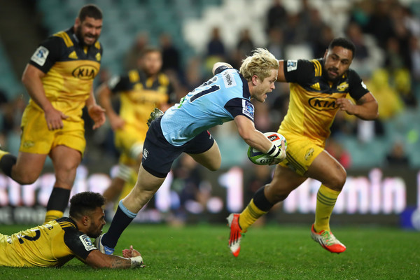 A Waratahs player who resists the tackling of a New Zealander Chiefs